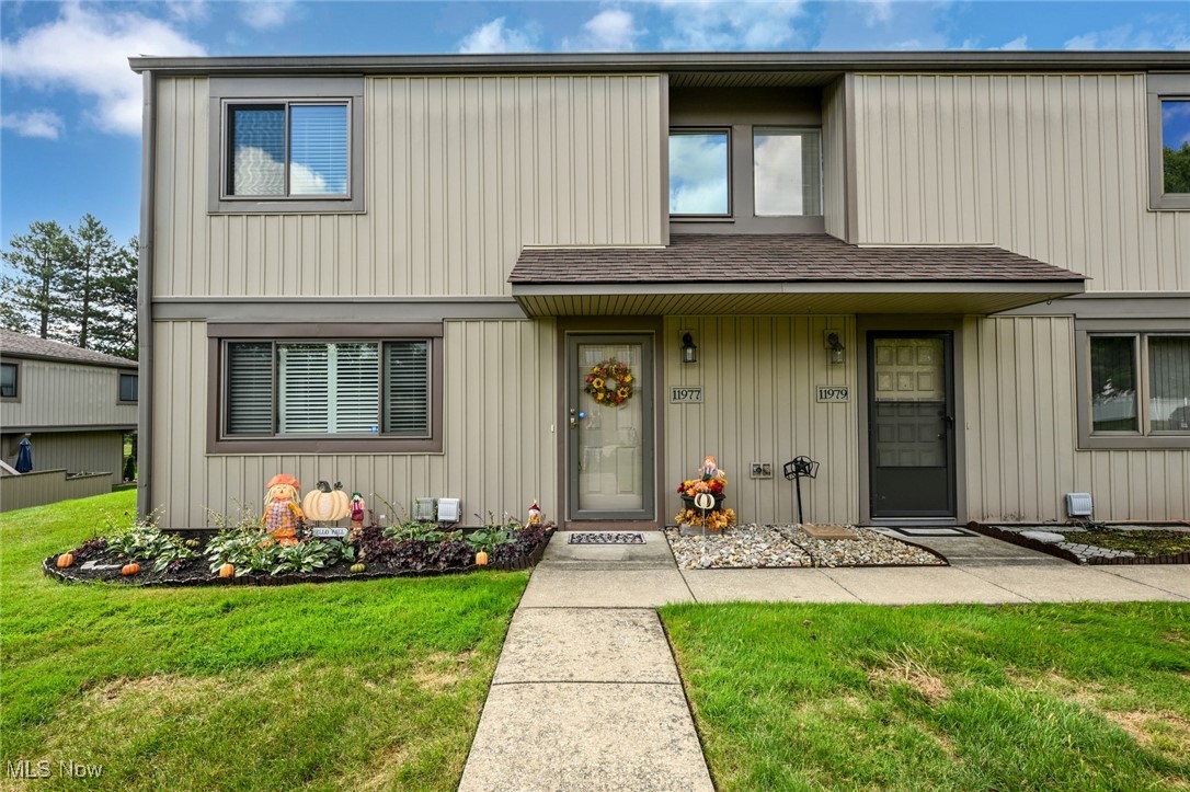 This is the home you've been waiting for! This gorgeous condo in the highly sought after city of North Royalton offers
so much that is desired! Close to schools, medical facilities, shopping, restaurants, and so much more! Newer furnace,
and HW tank, fresh paint throughout, spacious garage, too many adorable features to list.. COME SEE THIS BEAUTY!!