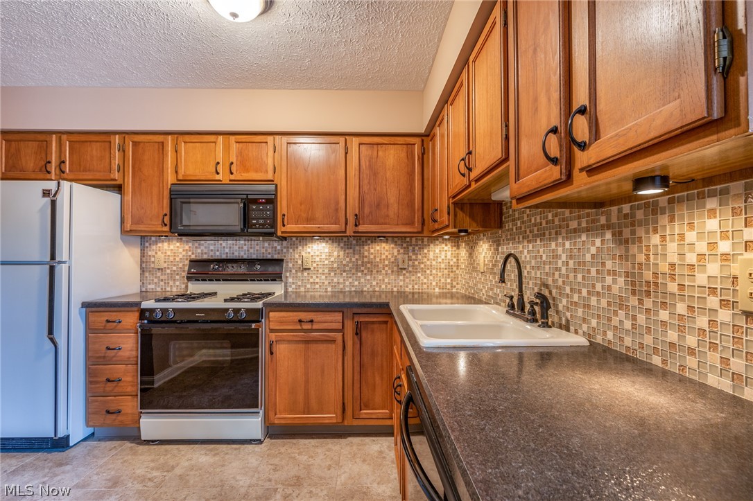 Bradley Woods Estates Twnhse Condo - Residential