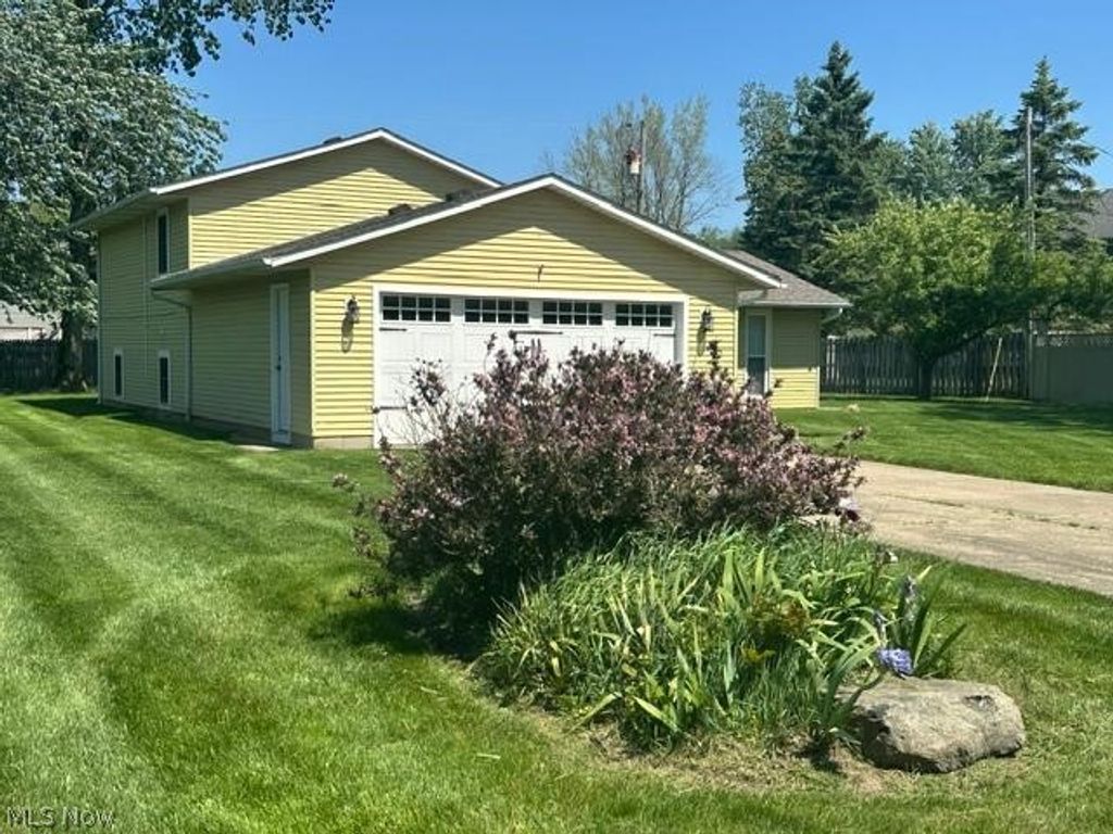 Photo of 454 Oaknoll Drive, Amherst, OH 44001 (MLS # 5209585)