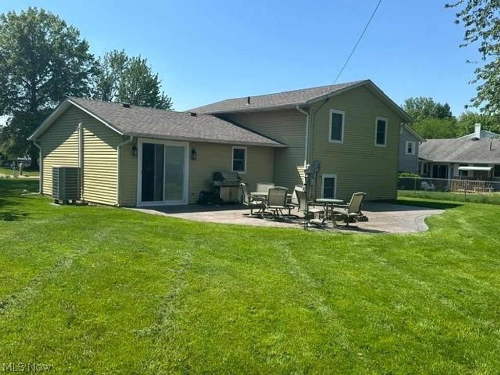 Photo of 454 Oaknoll Drive, Amherst, OH 44001 (MLS # 5209585)