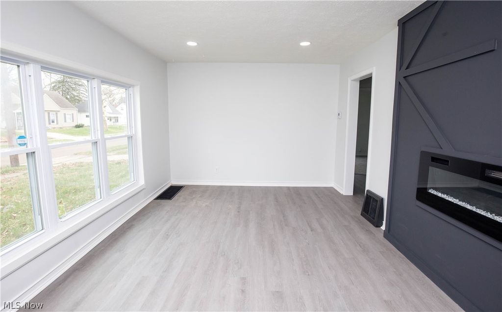 Photo of 1326 Crestview Avenue, Akron, OH 44320 (MLS # 5197563)