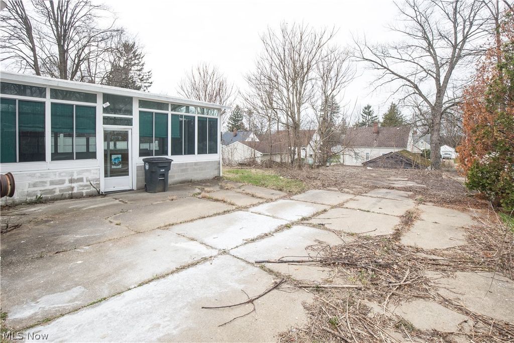 Photo of 1326 Crestview Avenue, Akron, OH 44320 (MLS # 5197563)