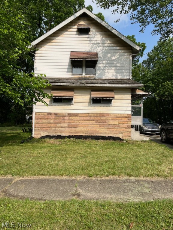 Welcome to your future home in the heart of Warren, Ohio! This cozy 3-bedroom, 1-bathroom property is now available for sale, offering an excellent opportunity for homeowners and investors alike.
This property is being sold in "As Is" condition, providing you with the chance to customize and update it according to your preferences and needs. Whether you're looking to invest, renovate, or make it your forever home, this property has incredible potential Act fast, as opportunities like this one don't come around often!