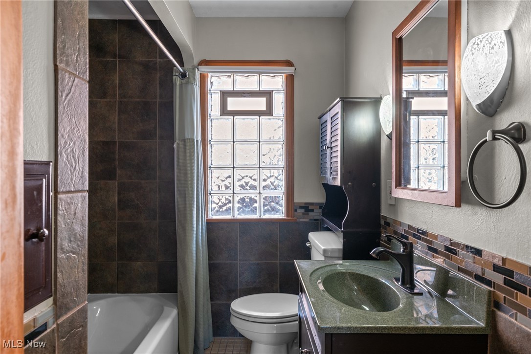 7712 Ivandale Drive, Parma, Ohio image 18