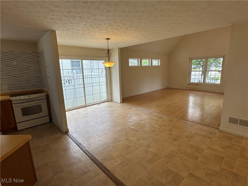 Cleveland, Ohio 44110, United States, 2 Bedrooms Bedrooms, ,2 BathroomsBathrooms,Residential,Active,156540