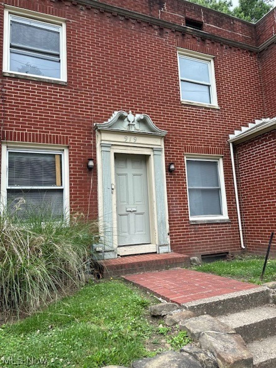 Nice clean one bedroom home with updated decor.  Tenant pays electric and gas and owner pays water, trash and sewer.  Quaint historic area.  
700 a month and 700 deposit.  No smoking in the unit and no pets.