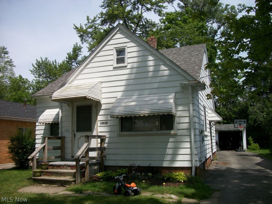 NEWER: KITCHEN CABINETS,CERAMIC FLOOR,ELECTRICAL BOX,ROOF & LITE FIXTURES.GREAT STARTER,RETIREMENT OR INVESTMENT PRIPERTY.