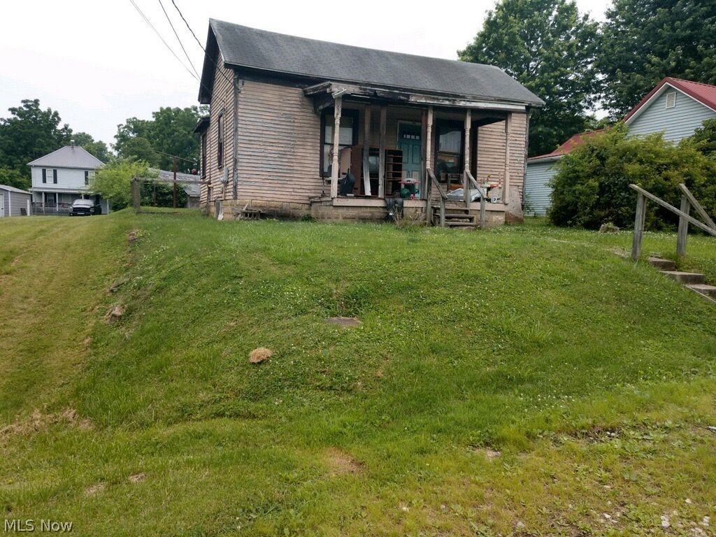 There is an old house on this property, seller says there is no value. Listing it as ground only. House will be locked and they don't want anyone in it for now. They need to get it cleaned out and all the trash hauled away. If a buyer expresses interest, then we will have the seller unlock the house so they can look at it.