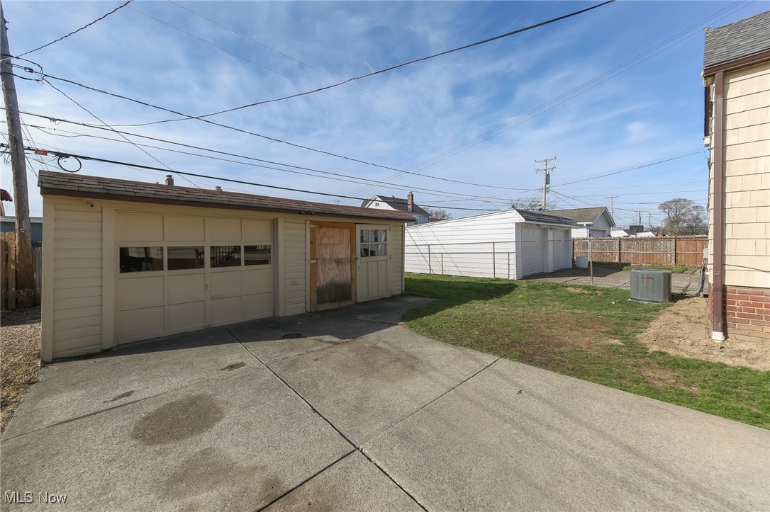 6305 Farnsworth Drive, Parma, Ohio image 40