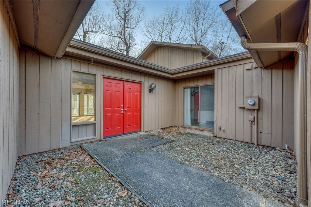 Photo of 680 Fairington Drive, Aurora, OH 44202 (MLS # 5190853)