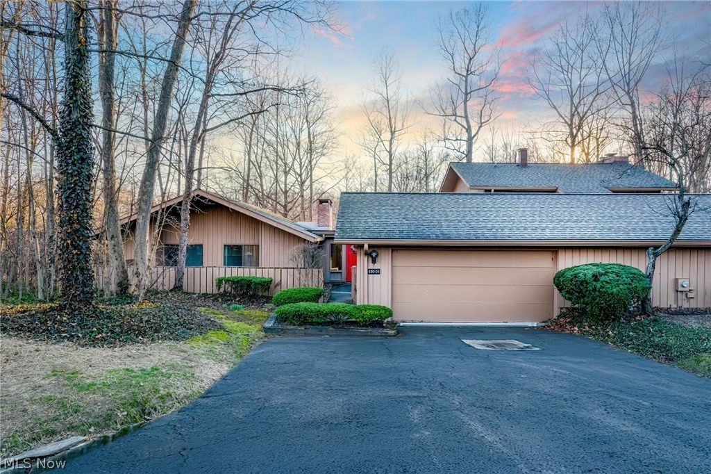 Photo of 680 Fairington Drive, Aurora, OH 44202 (MLS # 5190853)