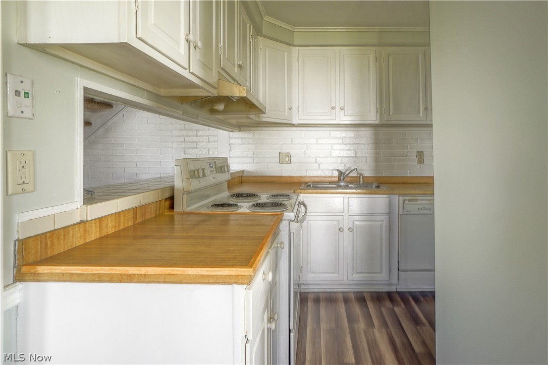 Village Green Condos 02 - Residential