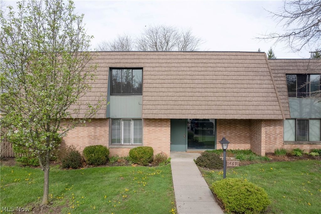 Photo of 469 W Streetsboro Street #C, Hudson, OH 44236 (MLS # 5205960)