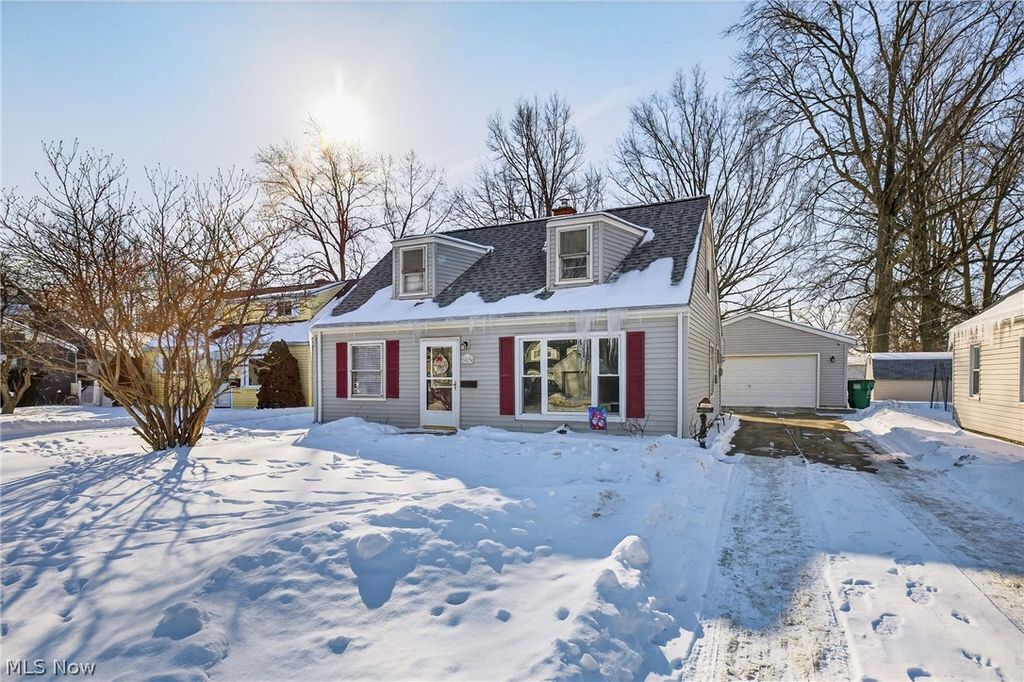 Photo of 29070 W Willowick Drive, Willowick, OH 44095 (MLS # 5186601)