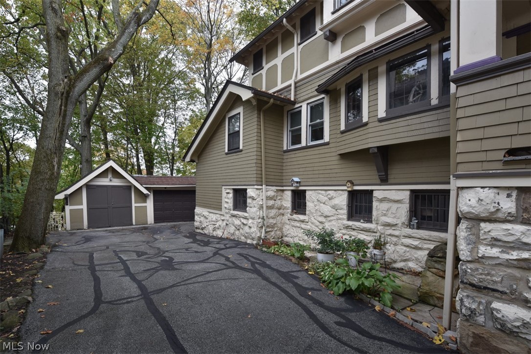 M M Browns - Residential