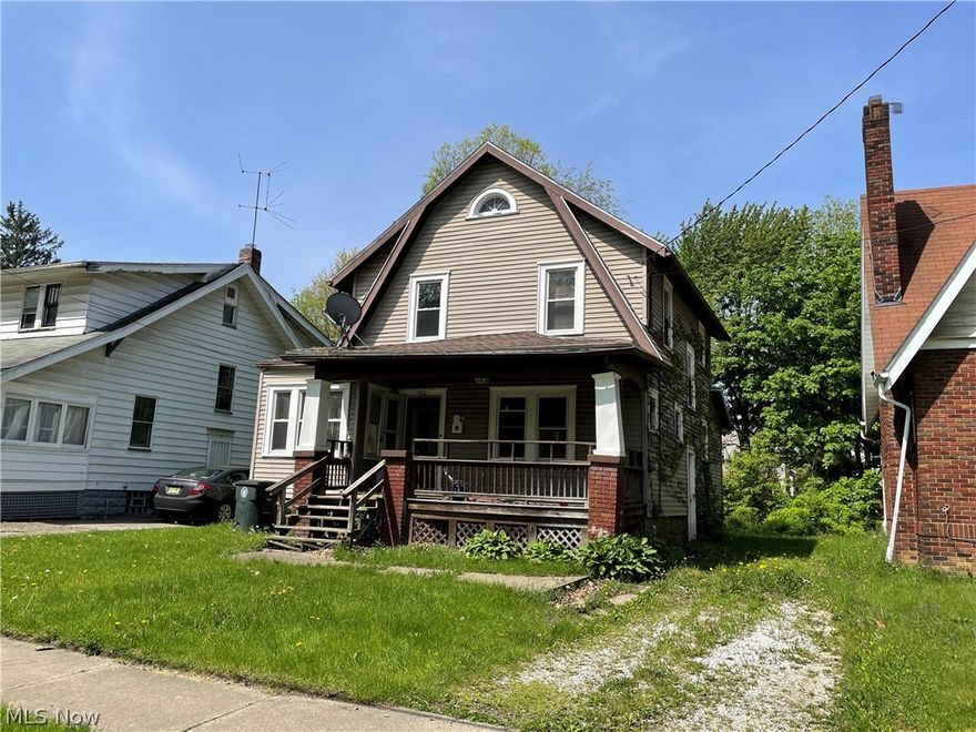 Welcome to 912 Mercer Ave! This (almost) century home features three bedrooms and one bathroom, large living area, dining room and kitchen with an additional bonus "sun room." Upstairs you have three bedrooms with hardwood floors. This home is looking for the right investor, contractor or handy homeowner to breathe new life into this home.