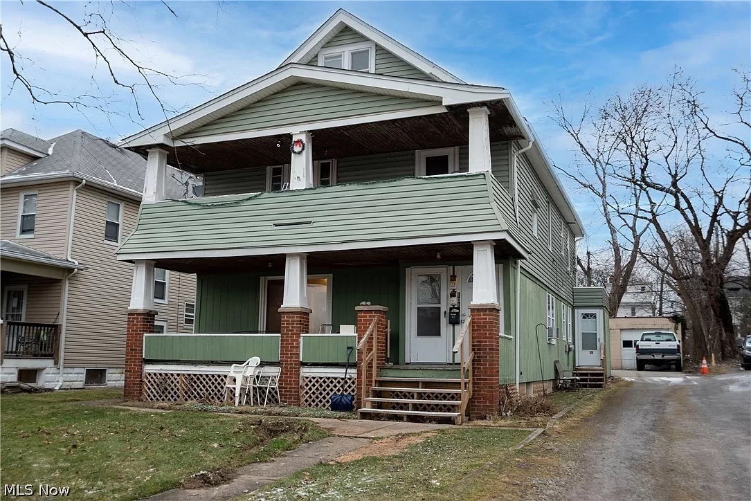 3 bedroom freshly painted unit. includes fridge and stove. Equipped with central air, front and side balconies. Don't miss out, will not last long. Rental requirements: Less than 3 items in collections, more than 3 is considered conditional. Monthly income of 2.5 times the amount of the monthly rent. Complete Criminal and Eviction Check.$50 Non Refundable App Fee for all Adults who will be occupying the property.Applications can only be completed online.Security Deposit equivalent to one months rent. Schedule your tour today!