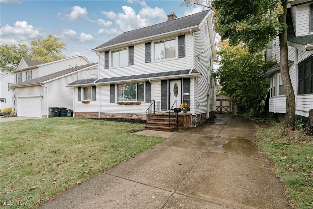 Photo of 5243 Oakmont Drive, Lyndhurst, OH 44124 (MLS # 5167259)