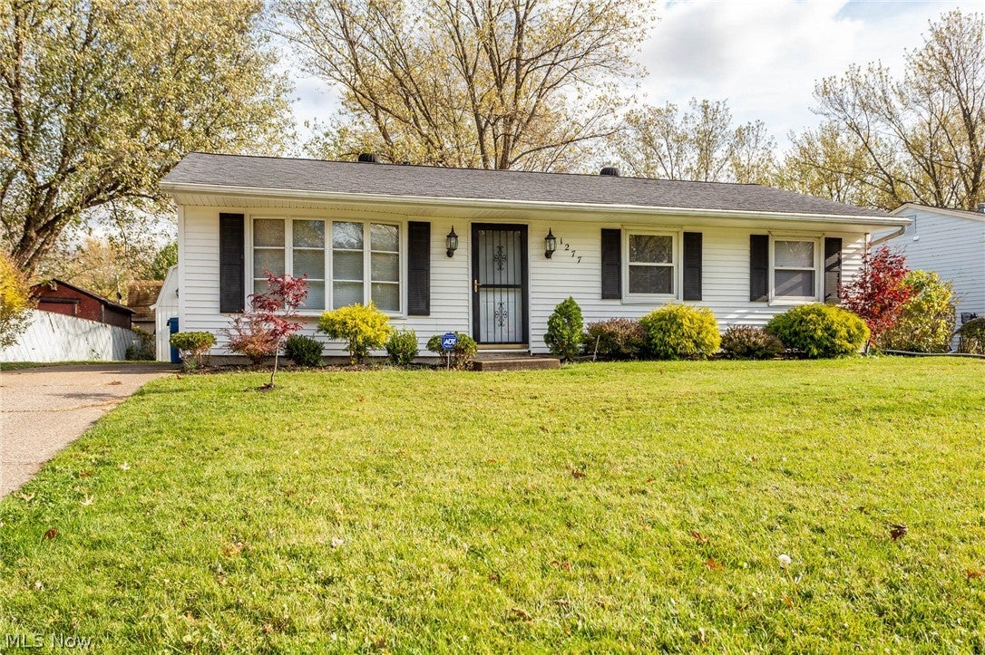 Photo 1 of 20 — 1277 Birchview, Vermilion, OH 44089