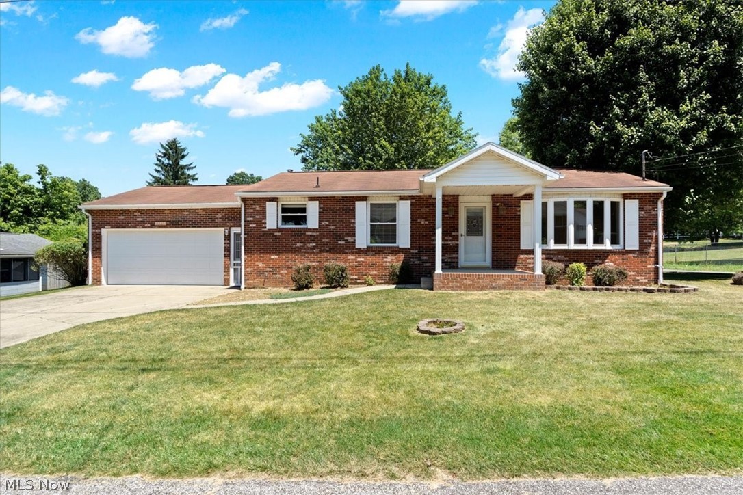 This EASY CARE LIFESTYLE home offers maintenance free exterior and level landscaped grounds. Living room with oversized bay, eat in kitchen, lower level rec room and three bedrooms. Two car attached garage, detached 28x14 garage/workshop, screened porch and privacy fence. Convenient location to Jackson Park, school, pool and walking trails. Available for immediate possession.