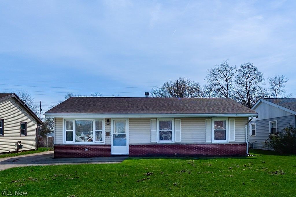 Photo of 1310 E Larchmont Drive, Sandusky, OH 44870 (MLS # 5202006)