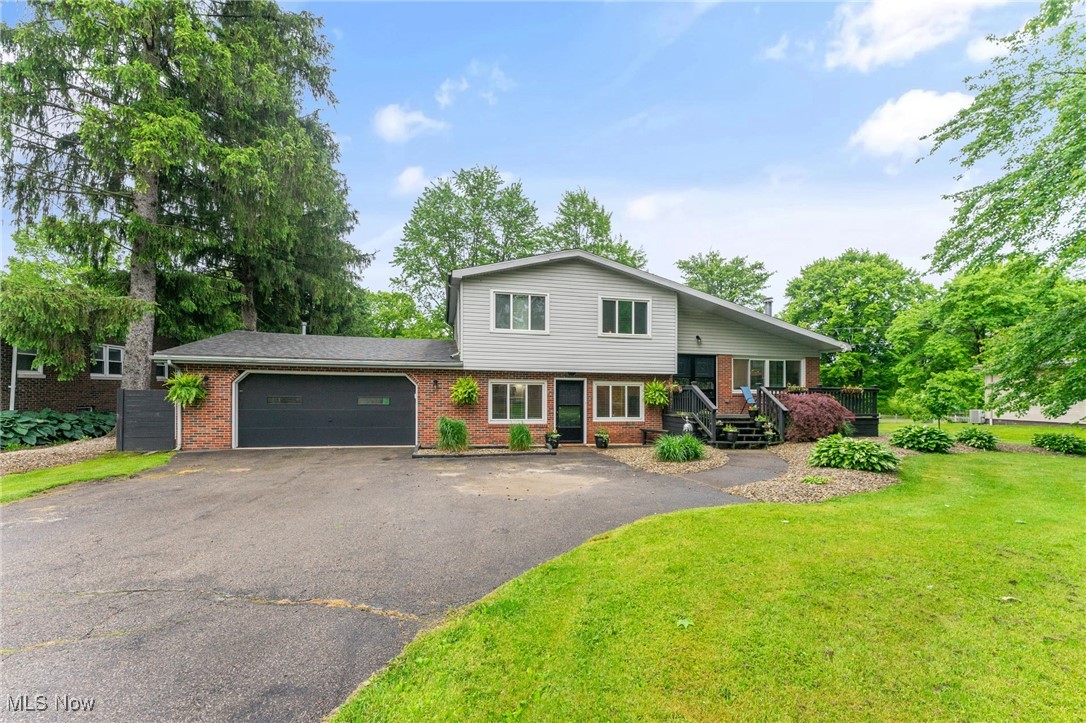 415 Sunset Drive, Brookfield, Ohio image 3
