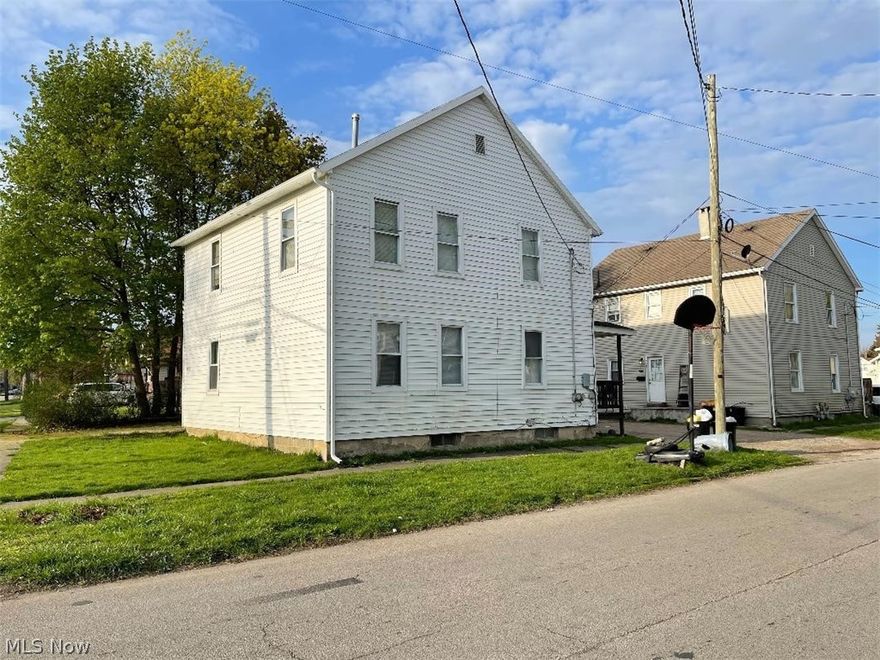 Great income opportunity !!  Upstairs unit pay $500 and downstairs $600. Tenants pay all utilities except for sewer and trash !! Full basement ..downstairs unit has access to basement and  laundry.  downstairs unit is 5207 adams and upstairs unit is 714 w 52nd.