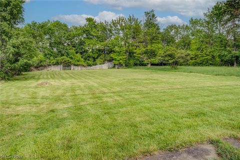 Single Family Residence in North Randall OH 4743 Derbyshire Drive 25.jpg