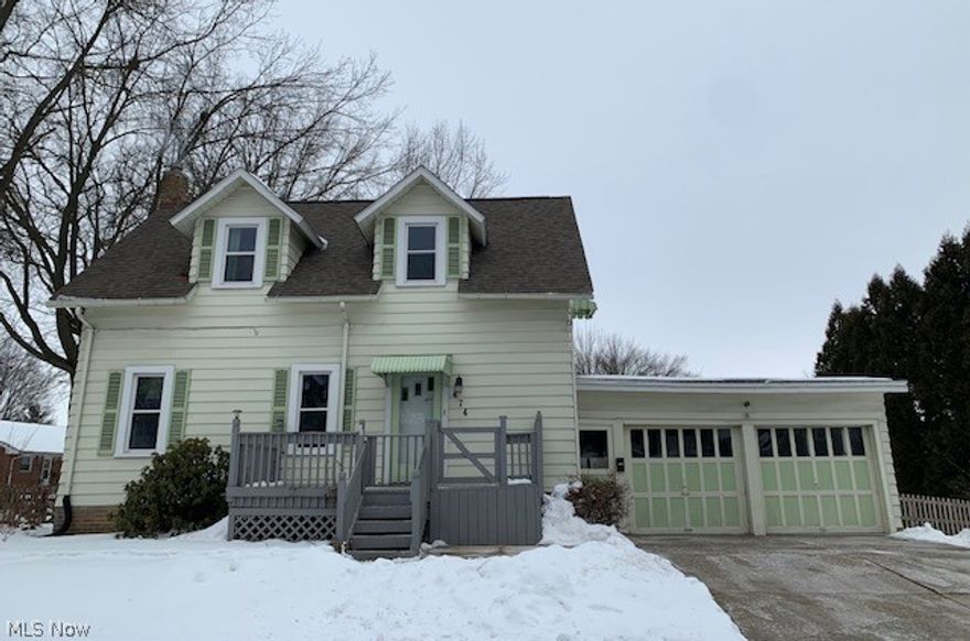 Cute bungalow, lots of charm, very clean and ready for new owners. Well maintained. Additional living space and kitchenette in the lower level.
Large fenced-in backyard. 
Updated windows and electrical.

*Agent is related to the Executor of Estate.