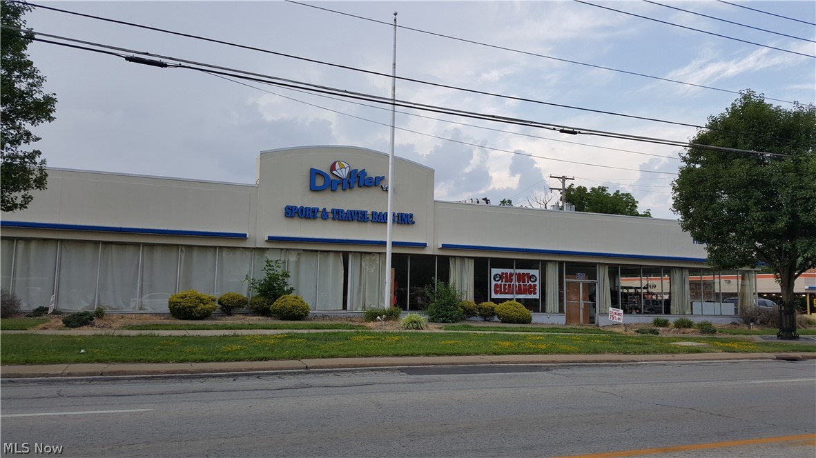Over 30,000 square feet, was a car dealership, recently manufacturing. Large showroom, many offices, large warehouse area. Second floor offices.
The address is 2 parcels. Parcel No. 473-21-007 and 473-21-034
The total measurements are 191.16 x 515.67 x 180 x 299.81 x 292.19
The Seller will also do a lot split to the parcel north of 007