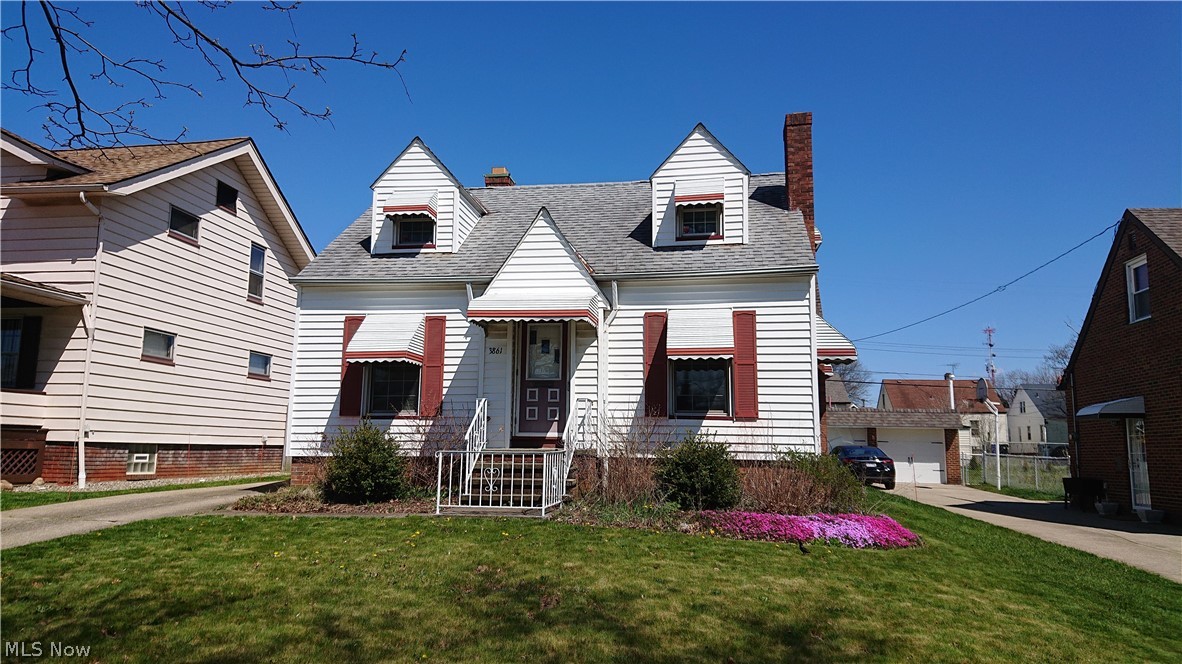 Super Cute Single Family Home! 3 Bedrooms 1.5 Bath.
Beautiful Hardwood Floors Throughout. Living Room, Dining Room w/ Built-in Cabinet, Kitchen, Bedroom and Full Bath on the 1st Floor. 2 Bedrooms and Half Bath on the 2nd floor. 2 Car garage with oil change pit.