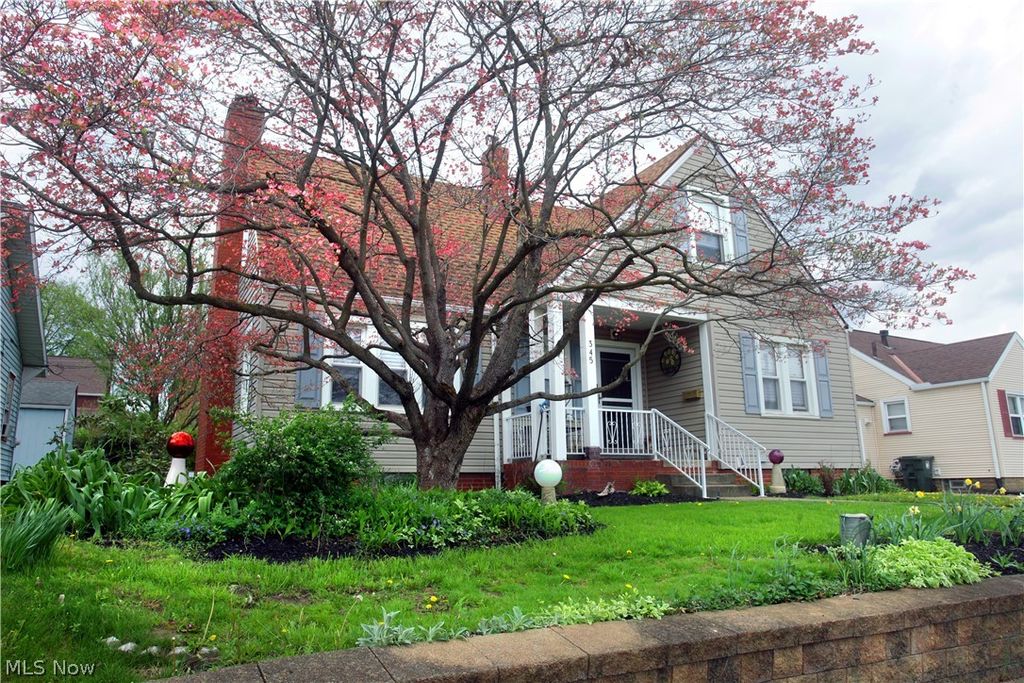 Photo of 345 Roslyn Avenue NW, Canton, OH 44708 (MLS # 5202158)