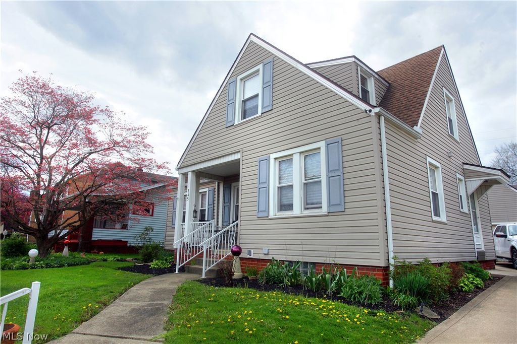 Photo of 345 Roslyn Avenue NW, Canton, OH 44708 (MLS # 5202158)