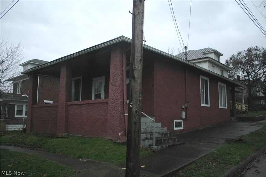 This 1 story, 2 bedroom home offers the ease of single floor living and 10ft ceilings.