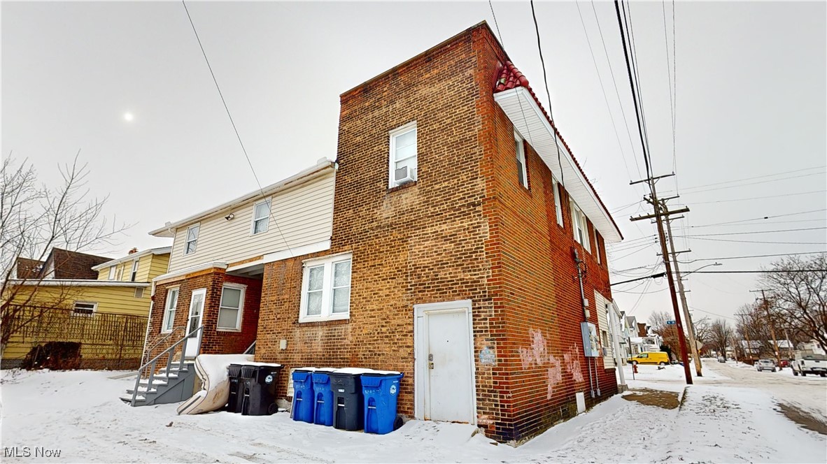 Cleveland, Ohio 44109, United States, 8 Bedrooms Bedrooms, ,4 BathroomsBathrooms,Residential,Contingent,12016