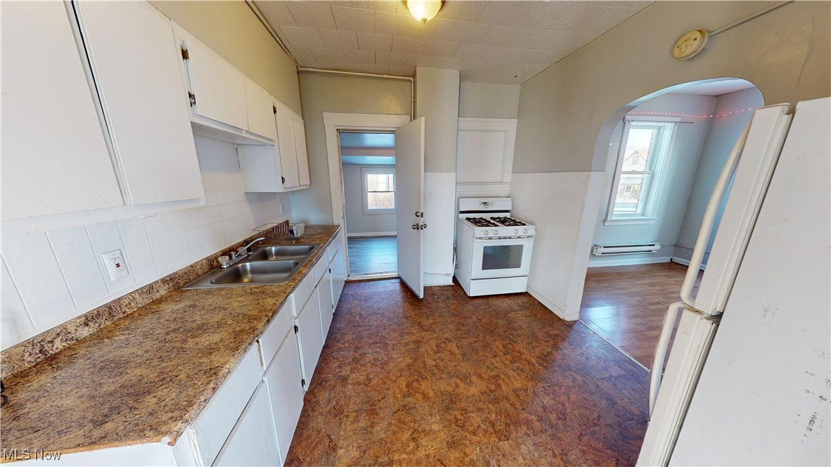 Cleveland, Ohio 44109, United States, 8 Bedrooms Bedrooms, ,4 BathroomsBathrooms,Residential,Contingent,12016