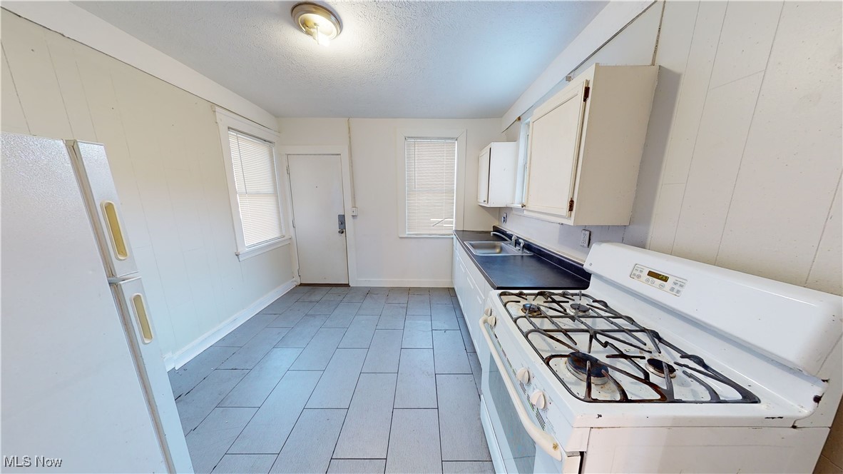 Cleveland, Ohio 44109, United States, 8 Bedrooms Bedrooms, ,4 BathroomsBathrooms,Residential,Contingent,12016