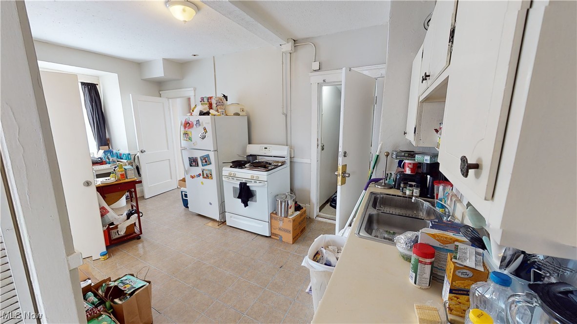 Cleveland, Ohio 44109, United States, 8 Bedrooms Bedrooms, ,4 BathroomsBathrooms,Residential,Contingent,12016