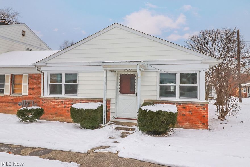 10376 Manorford #33, Parma Hts - Spacious 2 bed 1 bath condo! Must see! 

$750 rent / $750 deposit 
$25 application fee per adult 
1-2 cats OK with additional deposit, no dogs per HOA rules. 
NO CMHA / NO SMOKING 

Really incredible, recently re-done inside 2 bedroom 1 bathroom condo! Unit offers brand new carpeting and hardwood flooring throughout! Large eat in kitchen with stove & fridge provided for resident to utilize! There is in suite laundry hook ups for resident as well! Large living room and unit offers a formal dining area as well in an open floor plan. Do not miss out! 1 car attached garage with some additional storage space for resident! 

Resident is responsible for gas & electric utilities, and is responsible for snow removal that is under 2" - HOA covers lot snow removal for over 2" and lawn care.