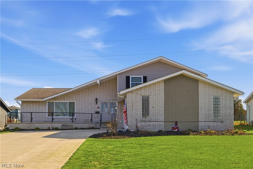 Photo of 13901 Bennington Boulevard, Middleburg Heights, OH 44130 (MLS # 5199757)