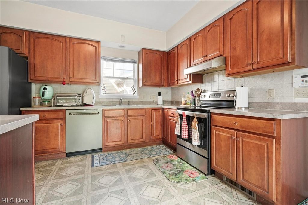 Photo of 4982 Penny Lane, North Olmsted, OH 44070 (MLS # 5205513)