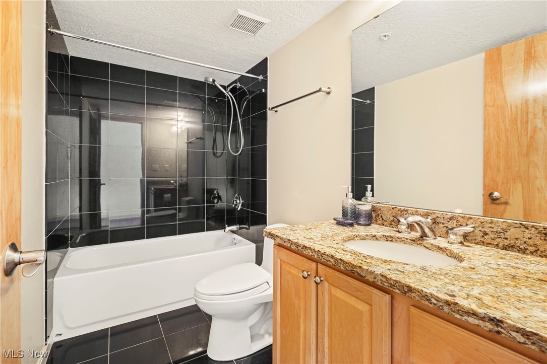 Cleveland, Ohio 44113, United States, 2 Bedrooms Bedrooms, ,2 BathroomsBathrooms,Residential,Active,237487