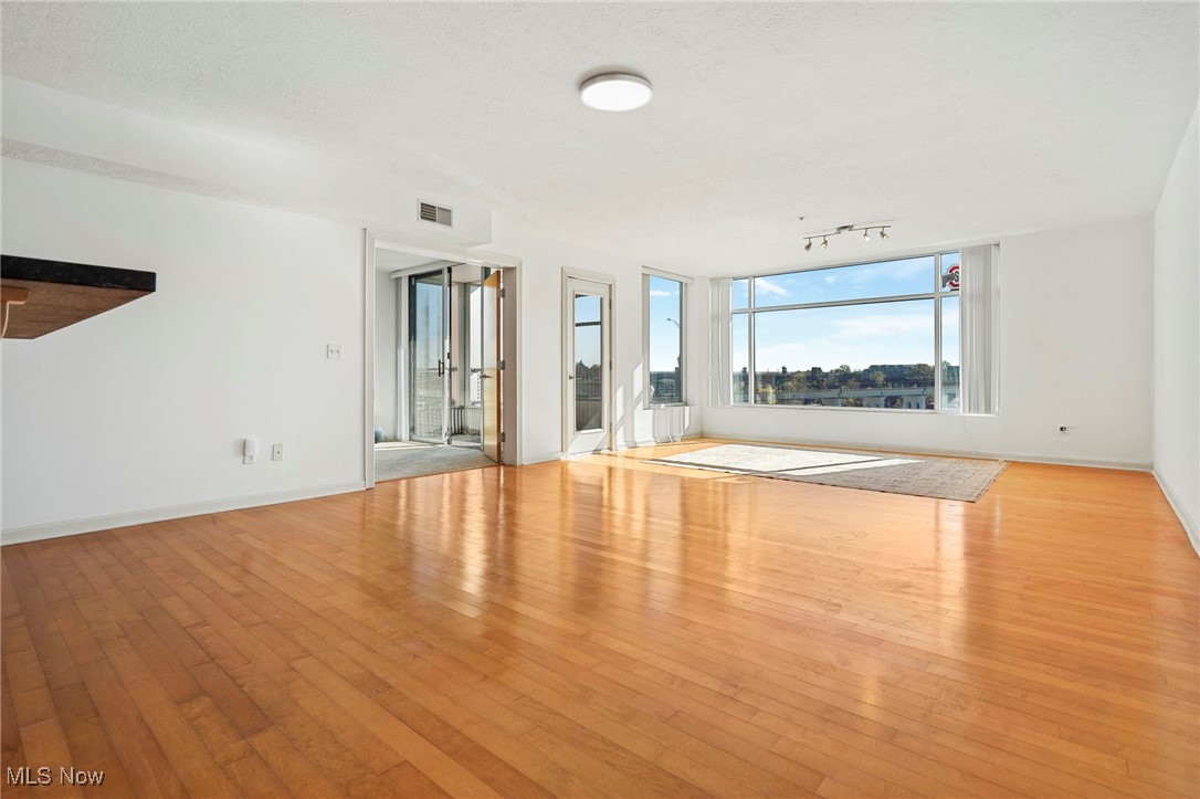 Cleveland, Ohio 44113, United States, 2 Bedrooms Bedrooms, ,2 BathroomsBathrooms,Residential,Active,237487