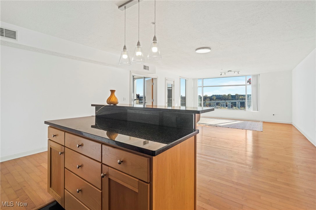 Cleveland, Ohio 44113, United States, 2 Bedrooms Bedrooms, ,2 BathroomsBathrooms,Residential,Active,237487