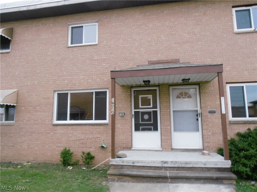 Great condo with beautiful hardwood floors, energy efficient windows. Large eat in kitchen. A full basement and a 1 car garage. Bathroom has been completely updated. Central air. All large rooms ready to be made into a home.