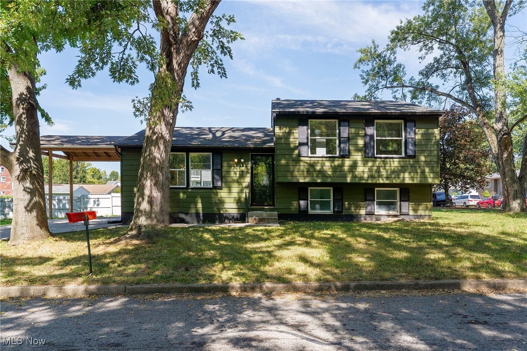 Welcome to 200 Hamrock Dr — A Corner Lot Gem in Campbell!
This spacious 4-bedroom, 2-bath home with 1,570 sq. ft. offers comfort, function, and style all in one. Nestled on a desirable corner lot in the Campbell School District, it’s move-in ready and waiting for its next owner.
Inside, you’ll find a bright living room, a well-equipped kitchen with ample cabinetry, and comfortable bedrooms — including a primary suite with its own full bathroom for added privacy. The second full bath serves the remaining bedrooms with ease.
Step outside to enjoy a back deck, perfect for morning coffee, cookouts, or entertaining. A full basement and attached garage provide extra storage and utility space, while the yard offers plenty of room to play, garden, or relax.
Conveniently located near schools, shopping, and major roadways, this home balances neighborhood charm with accessibility.
Don’t miss the chance to call this Campbell property your own — schedule your showing today!