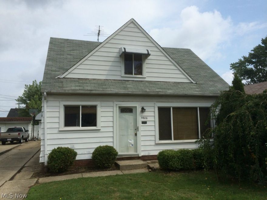 Large 3 bedroom Bungalow. Large Family room, eat in Kitchen, 1 car detached garage. Near schools, shopping, Parks and Golf. This is a Fannie Mae HomePath property.