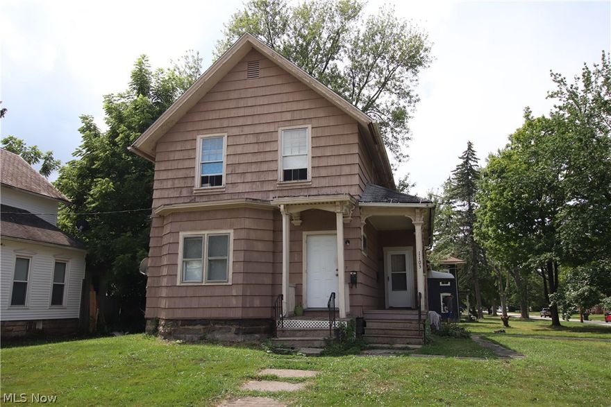 GREAT INCOME POTENTIAL!! Duplex rental unit. 
RECENTLY UPDATED AND REMODELED
2/1 upstairs rents for $500/month - Currently occupied
3/1 downstairs rents $750/month -Currently unoccupied.
total monthly income $1250!!
Close to shopping, dining and highways.