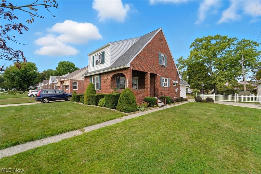 Photo of 1811 E 30th Street, Ashtabula, OH 44004 (MLS # 5197388)