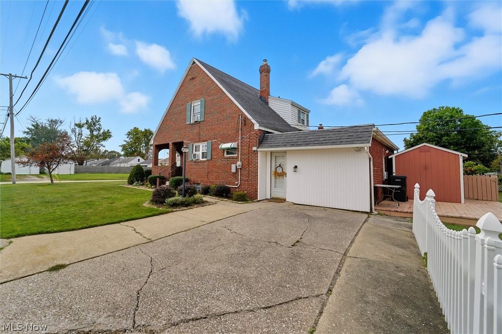 Photo of 1811 E 30th Street, Ashtabula, OH 44004 (MLS # 5197388)